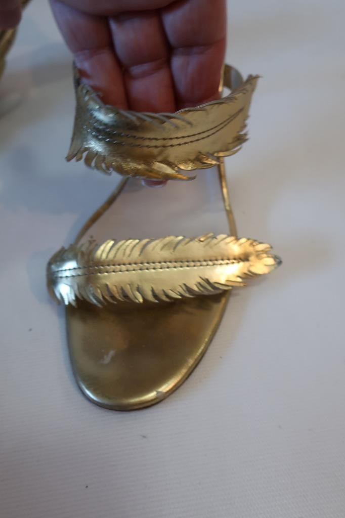 Womens Oscar de la Renta Gold Leather Feather Embellished Heeled Sandals 38 US/8
