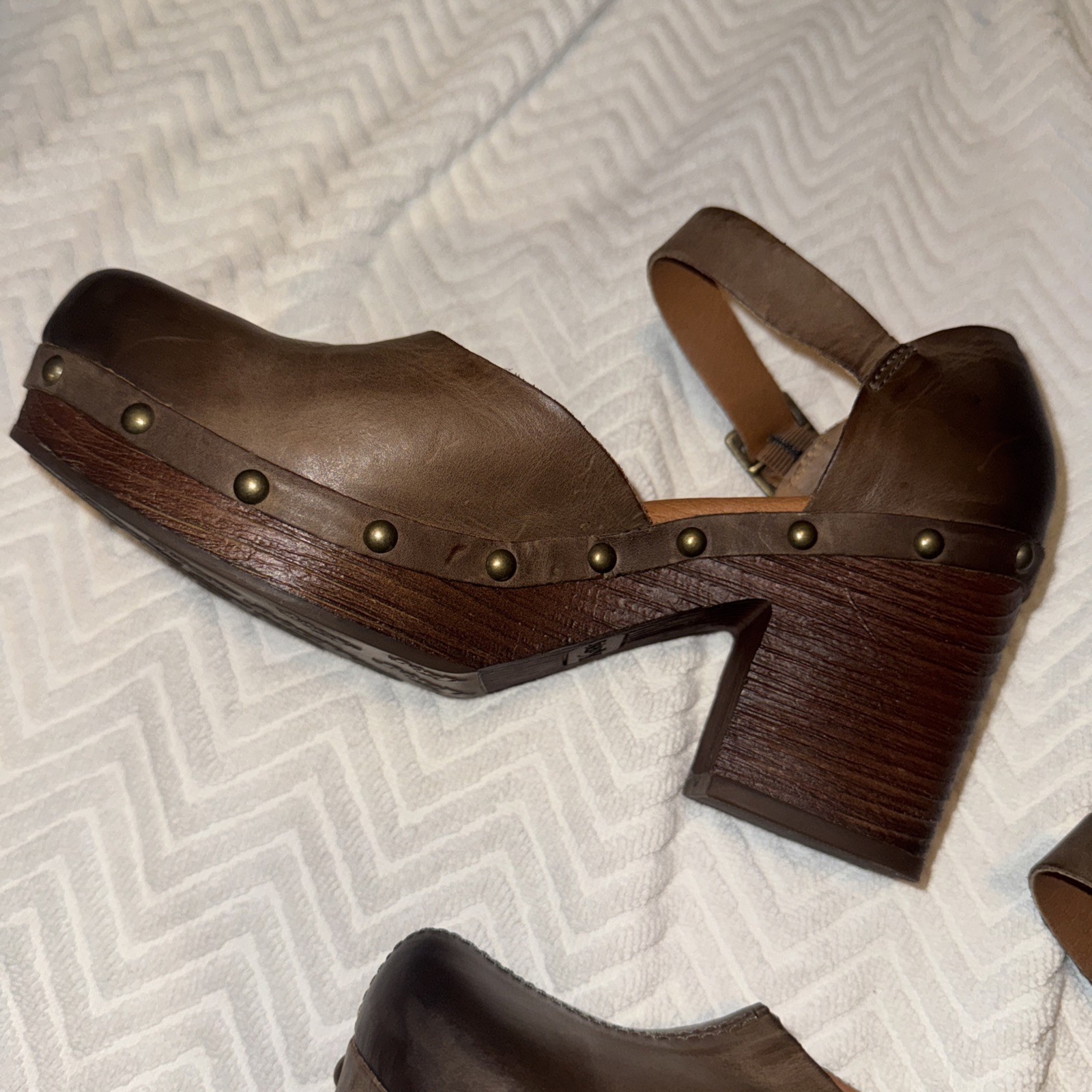 Korks Evah Clog Chunky Wood Heel Mushroom Brown Leather Studded Strap Y2K Sz 8