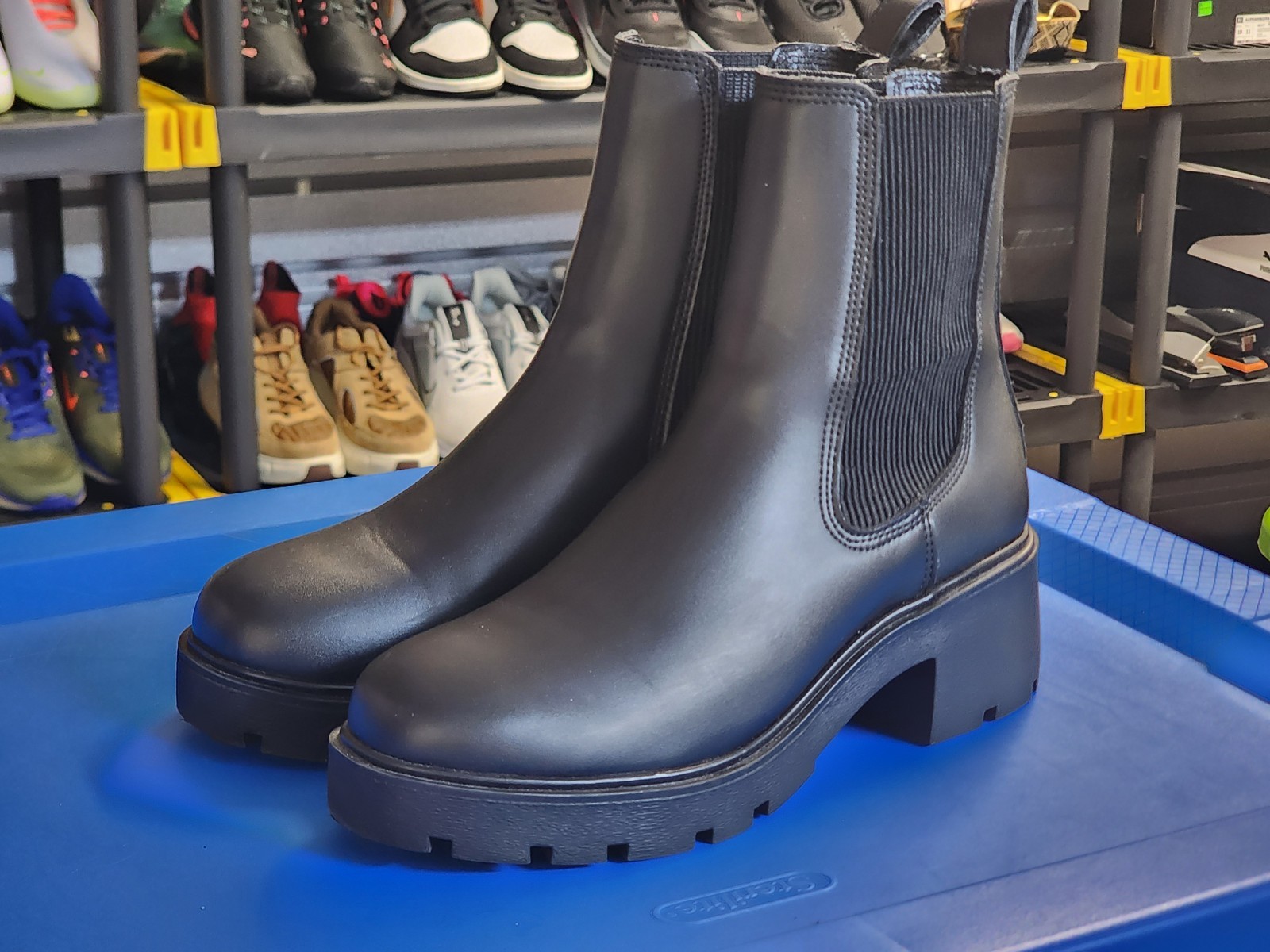 Steve Madden HONORED Black Synthetic Chelsea Ankle Boots Pull-On Pull Tab 8.5M