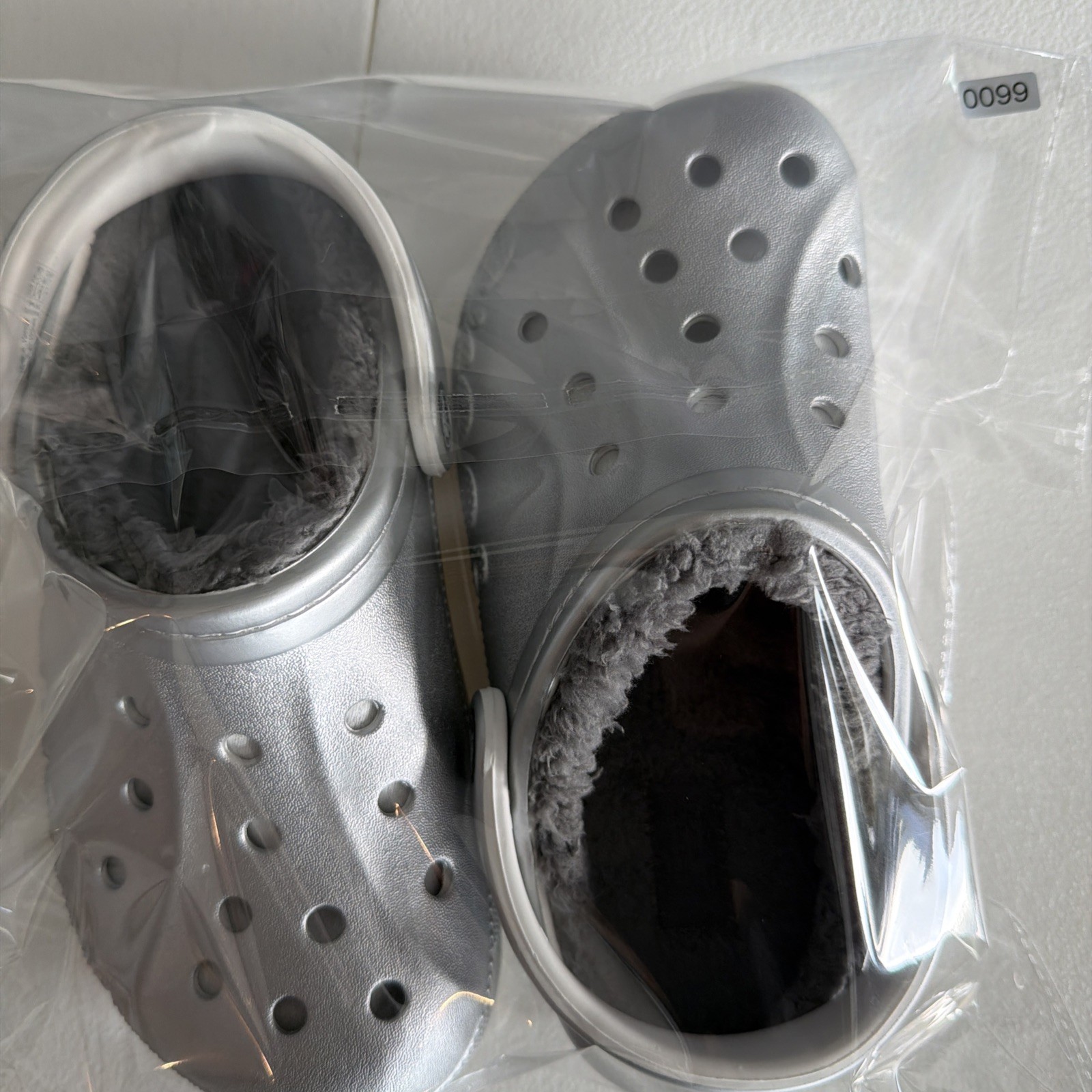 Crocs Women’s Size 6.0 Baya Classic Clog Faux Fur Lined Silver Slip On