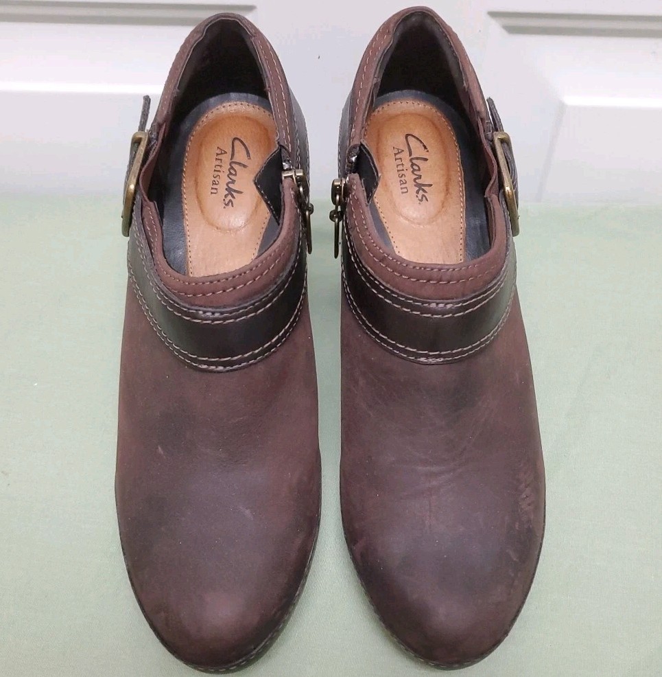 Clarks Artisan Brown Leather Ankle Bootie 8M Buckle Zip 2.75in Cuban Heel Office