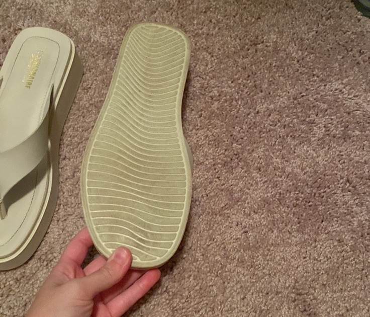 Y2K Cushionaire Women’s Beige/Cream Thong Platform Wedge Slip-On Sandals 9.5
