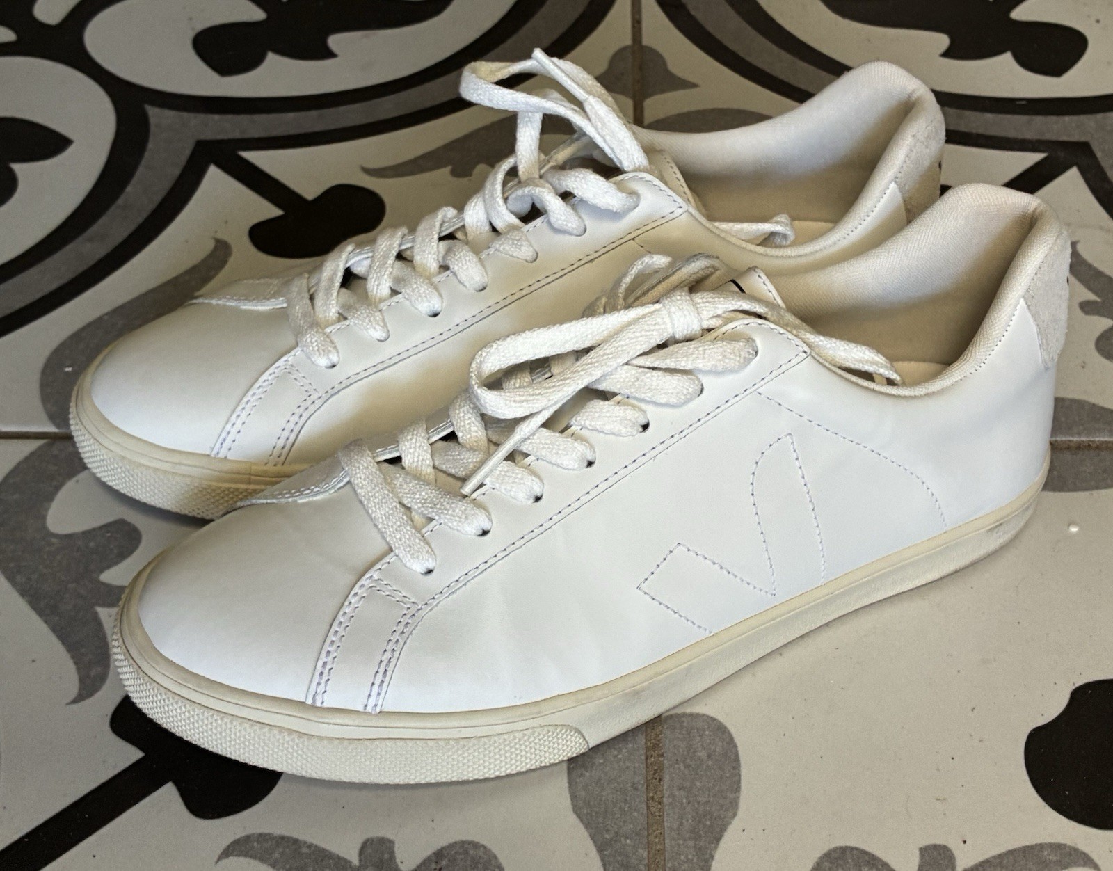 VEJA Low Esplar Leather Lace-Up Sneakers | White Great Condition Womens 9 EUC