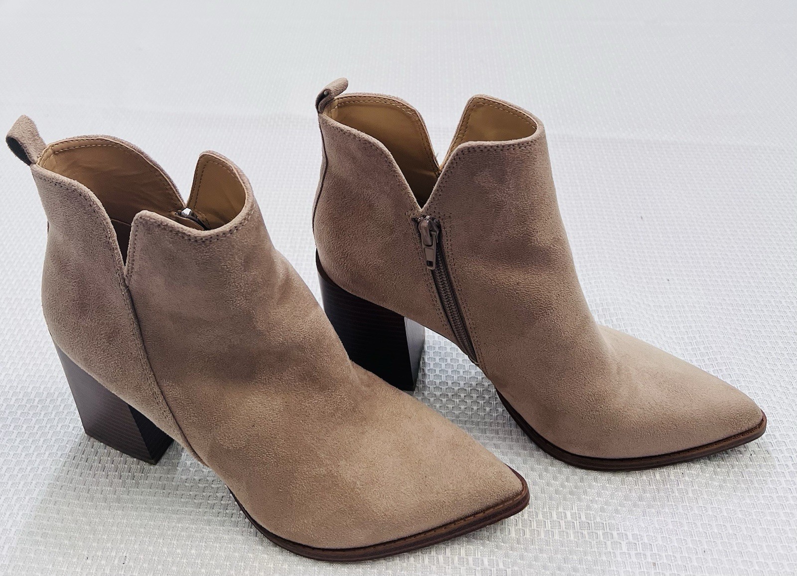 Nine West Women’s Size 7M Beige Faux Suede Pointed Toe Ankle Booties