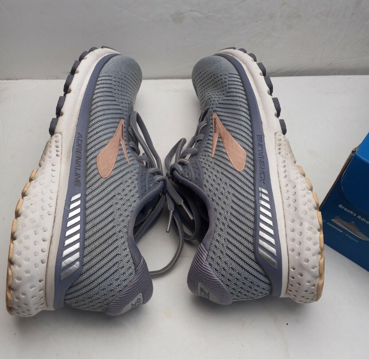 Brooks Adrenaline GTS 20 Gray Running Shoes Womens Sz 8.5 B (see scuff in pic)