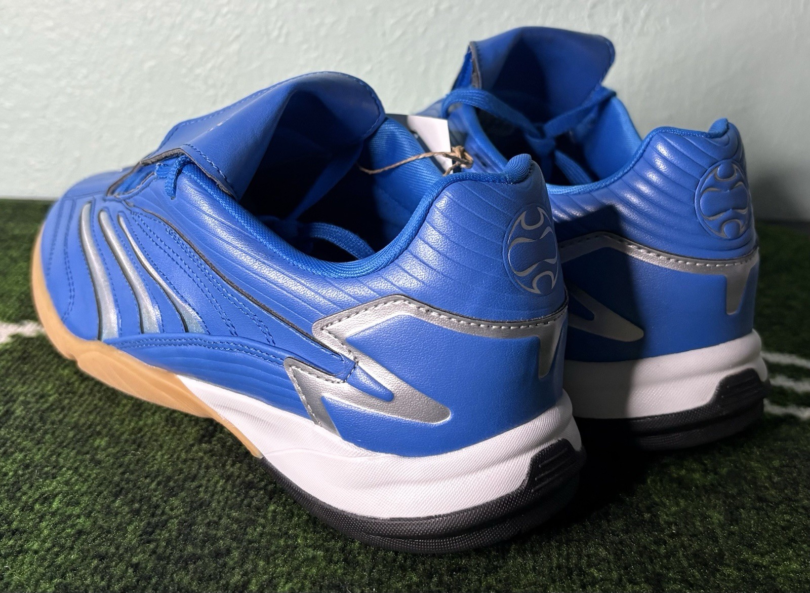 US Women’s 9.5/Men’s 8.5 – Adidas Predator Sala «Blue Silver Metallic Gum»