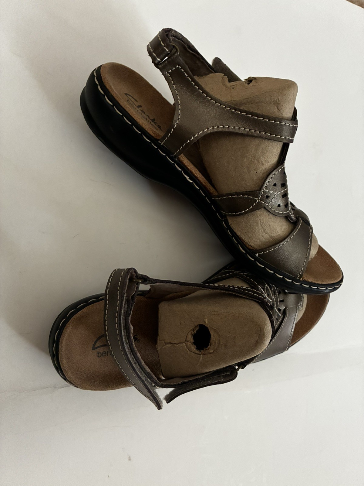 New Ladies Clarks Bendable Leather Sandals, Taupe Beautiful Color, 11 M Classy