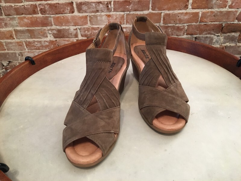 Earth Curvet Dark Khaki Brown Suede Peep-toe Wedge Sandals NEW