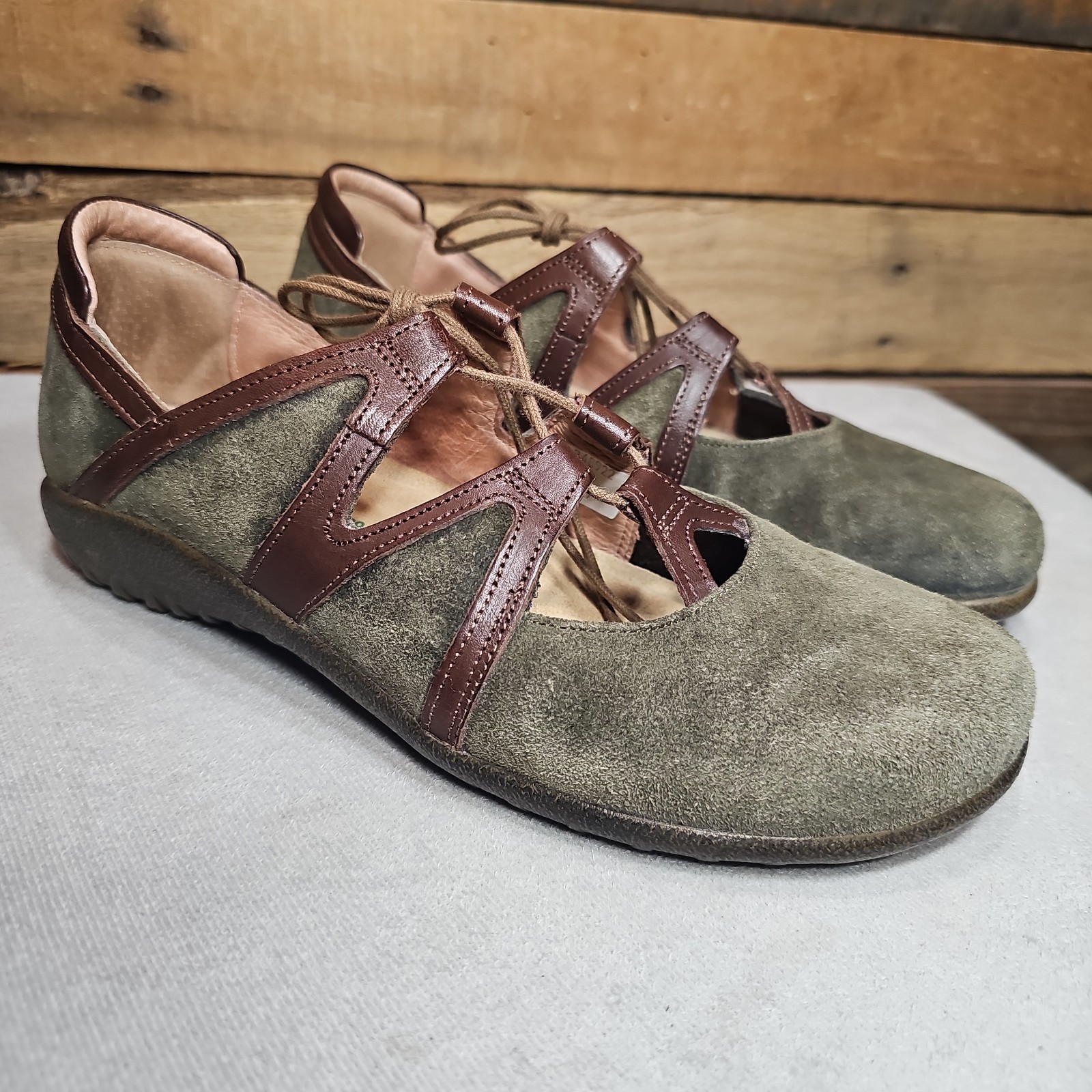Naot Women’s Timu Mary Jane Olive Suede Toffee Brown Leather Trim Size 39 8