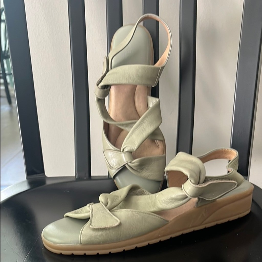 BeautiFeel Green Leather Sandals w/ Adjustable Straps and Cushioned Footbed