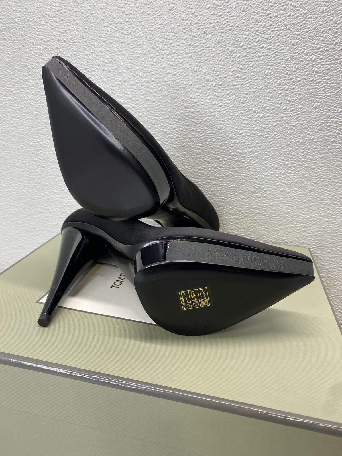 Tom Ford Womens Laminated Satin Cone Heel 120 Pump Size 8.5/EU 38.5 Black