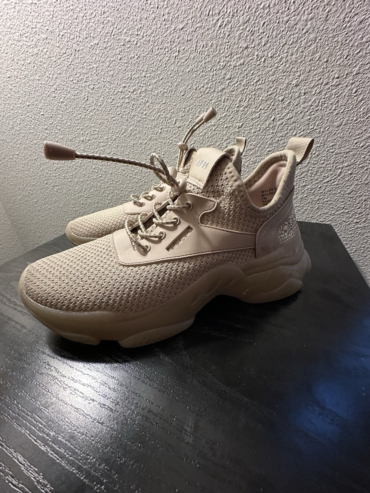Steve Madden 7M NY90 Rhinestone Beige Knit Cushioned Lace Up Toggle lace