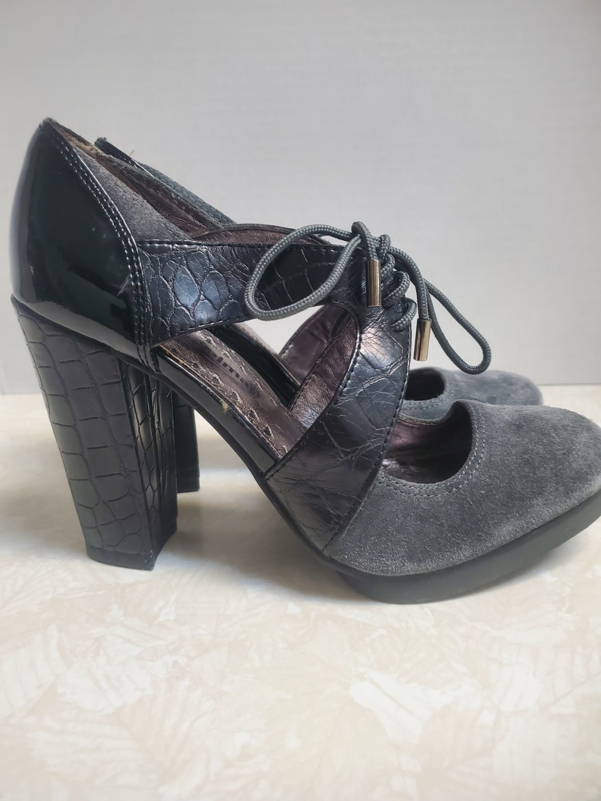 Women’s LIBBY. EDLEMAN Grey Suede Slip-On Faux Crocodile Pump