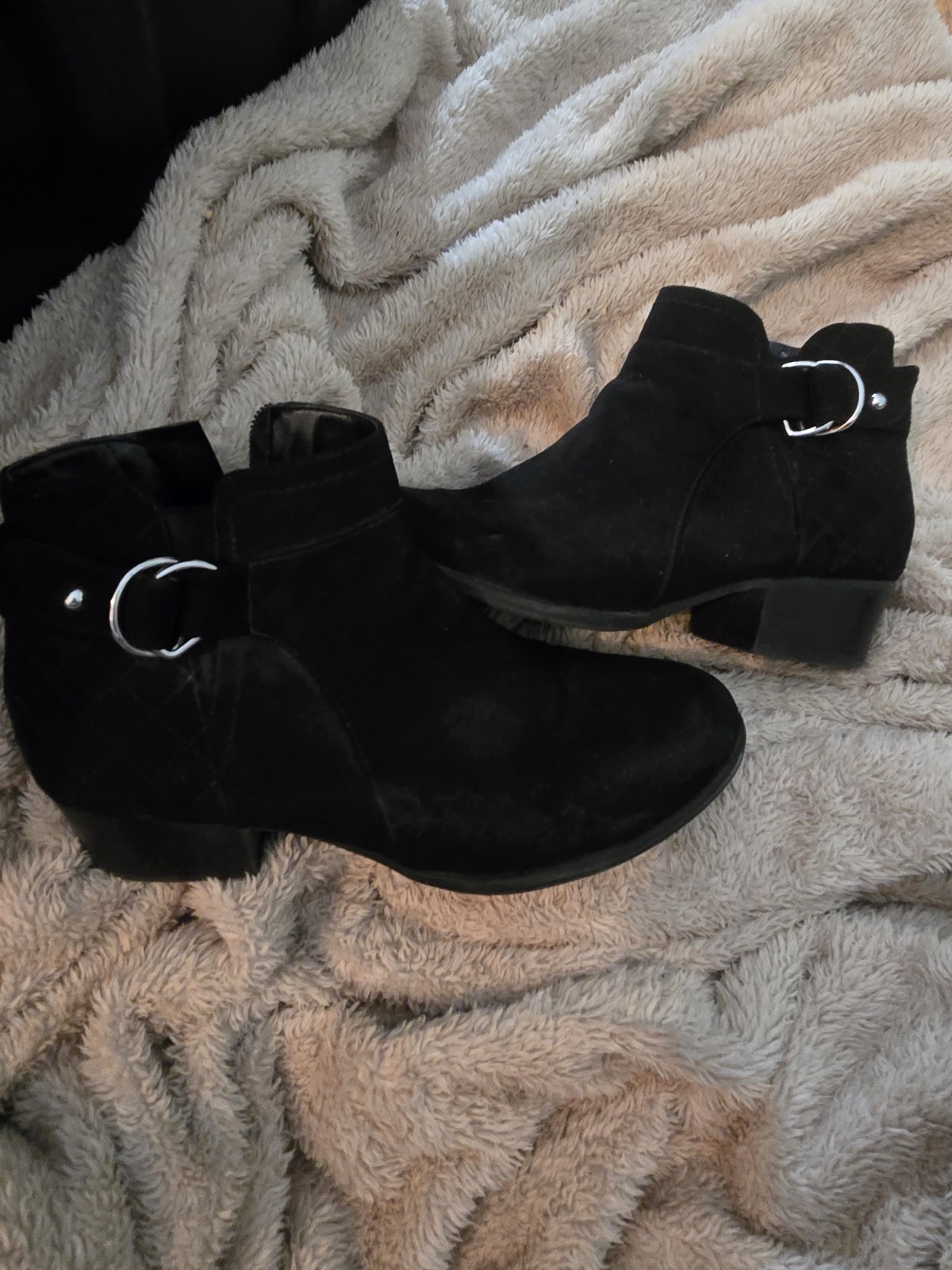 Unisa Women’s Black Suede Ankle Boots Round Toe Zip Buckle Accents Size 7