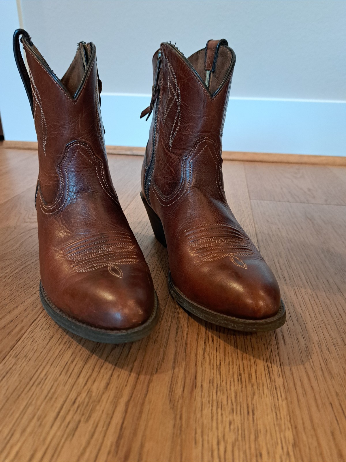 Womens Ariat Darling short boot-size 8 EUC!