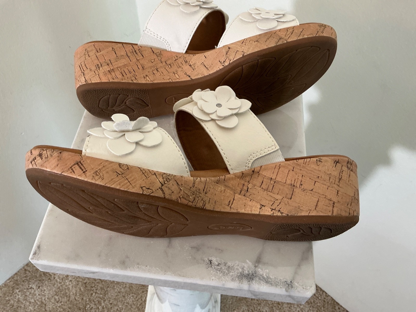 Boc Size 7 White with floral on the Bands of the Sandals Excellent condition