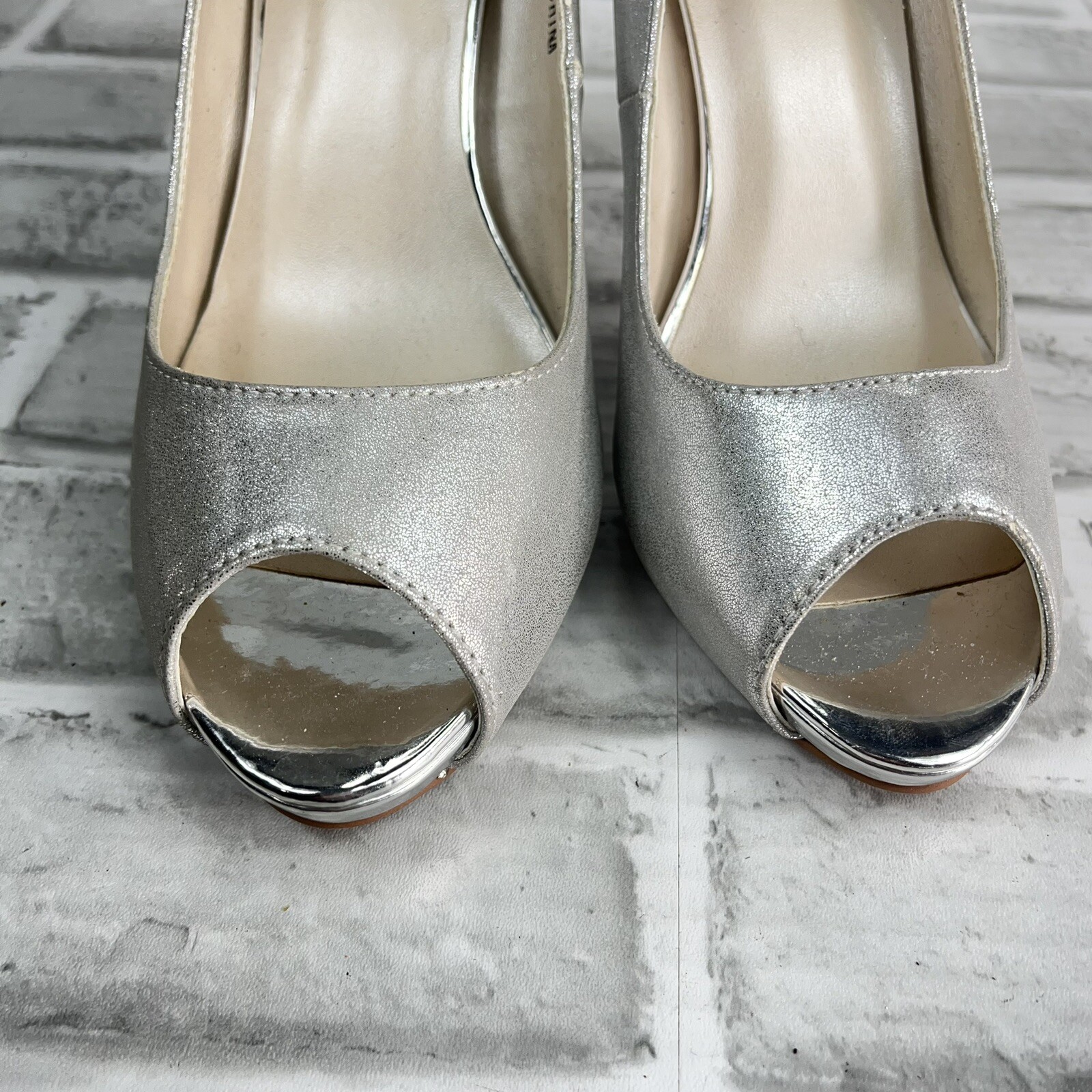 David’s Bridal Kingsley Women’s Size 8.5 Silver Metallic Peep Toe Pumps