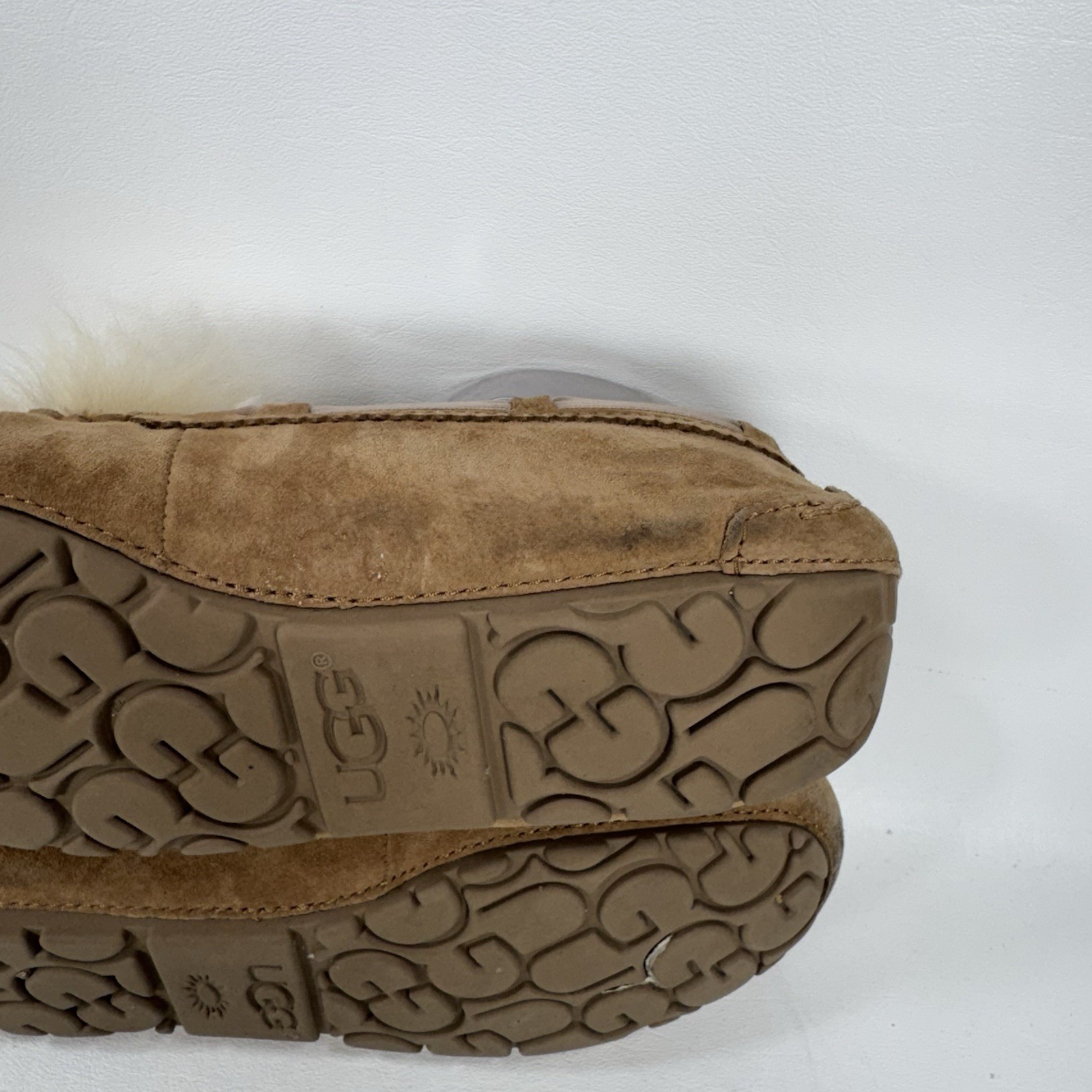 UGG Australia Dakota Pom Pom Light Tan Moccasin Slipper Women’s Size 6 1019015