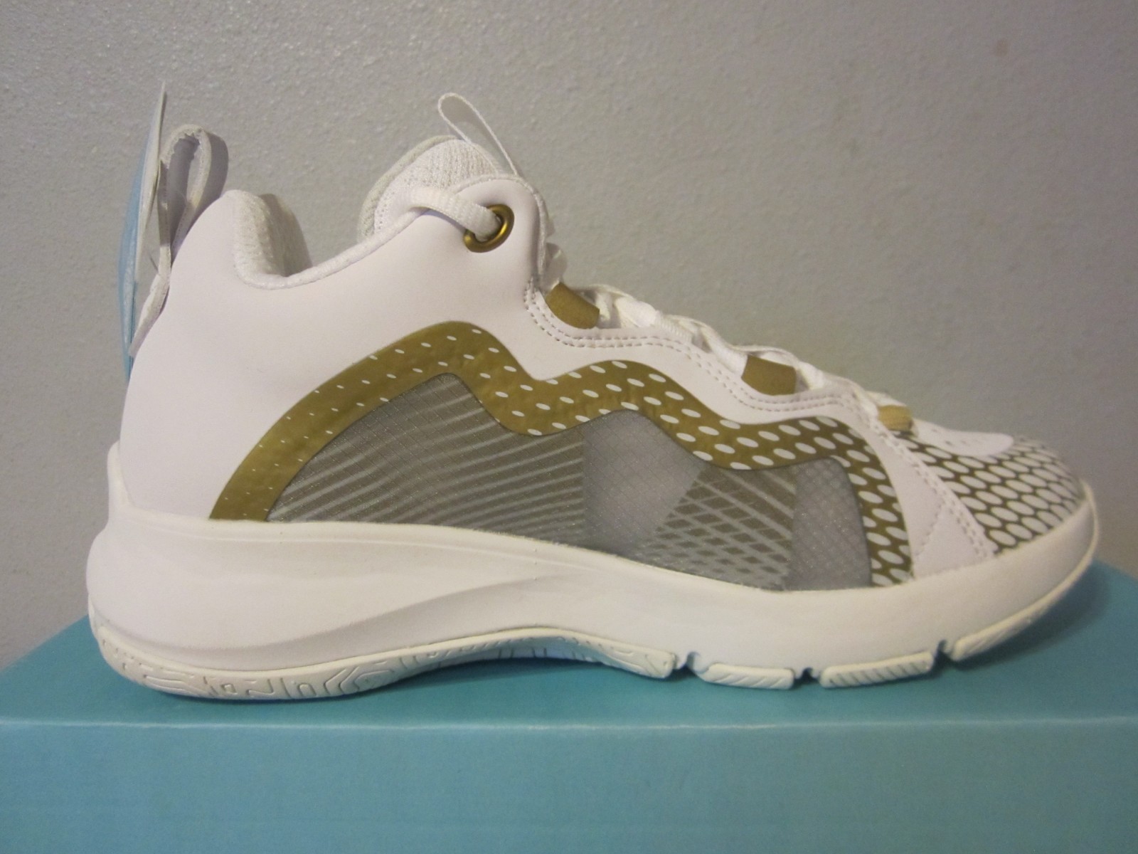 NIB Rip-It Rip It Future Court Volleyball white/gold sz 7 Womens $140