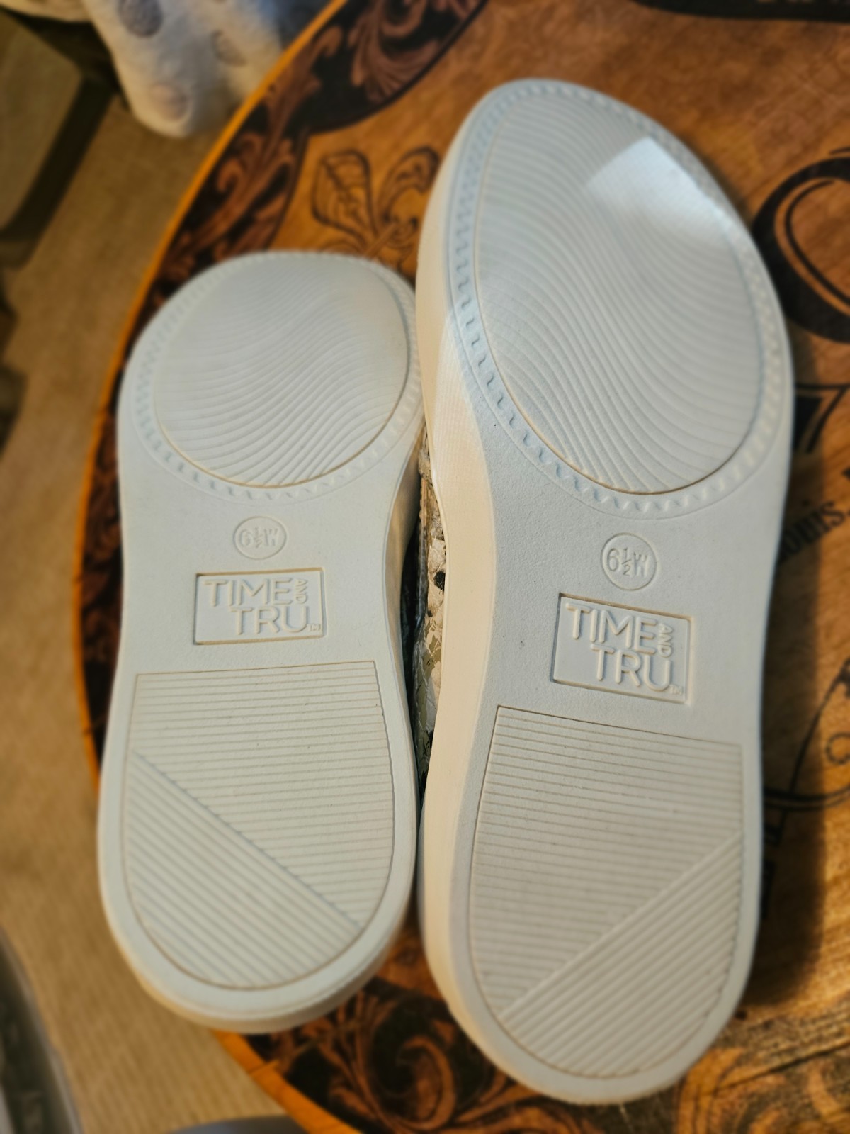 TIME AND TRU SLIP ON SNAKE SNEAKER – SIZE 6 1/2 W – UNWORN