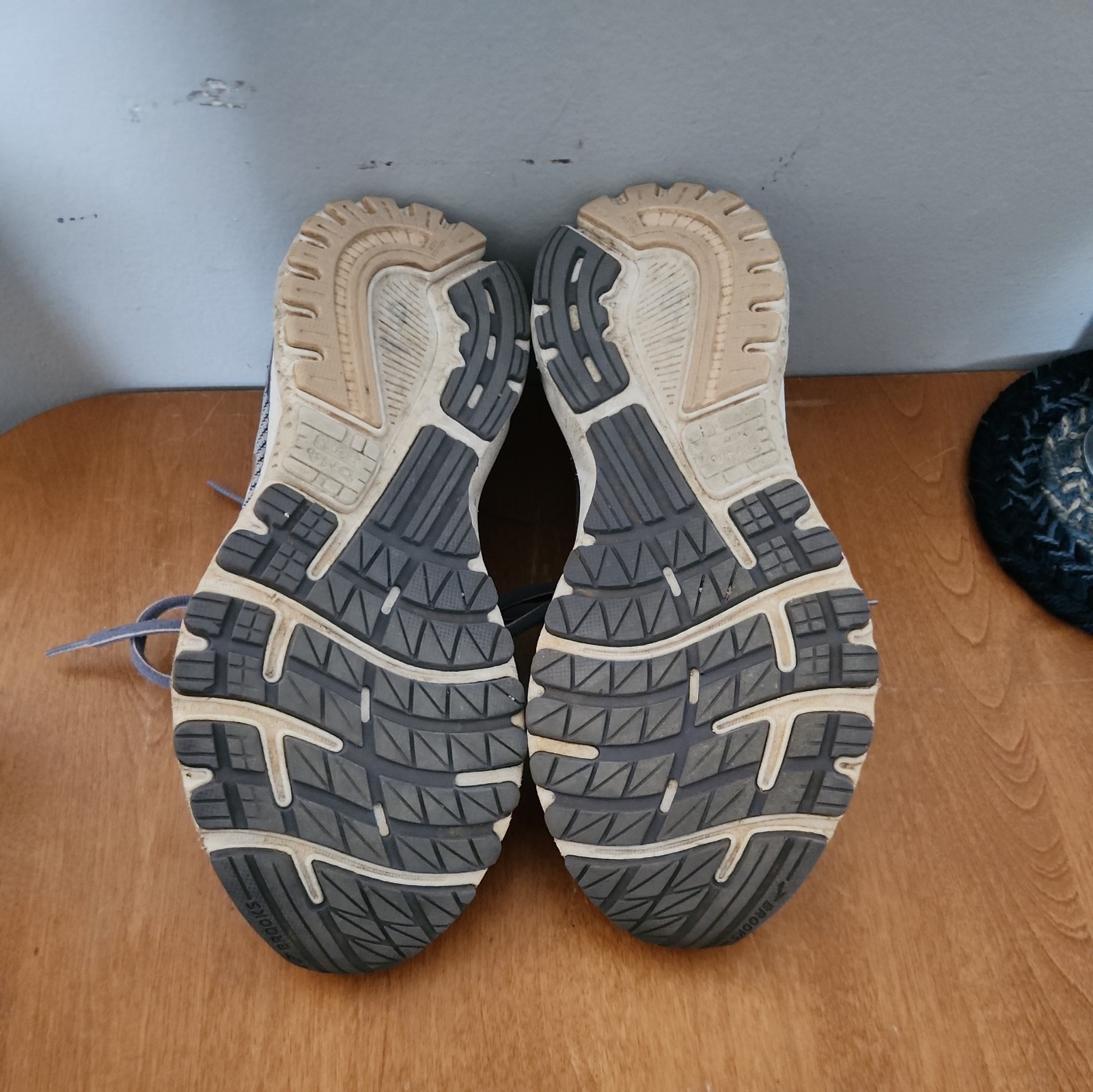 Brooks Women’s Tennis Shoes Size 8