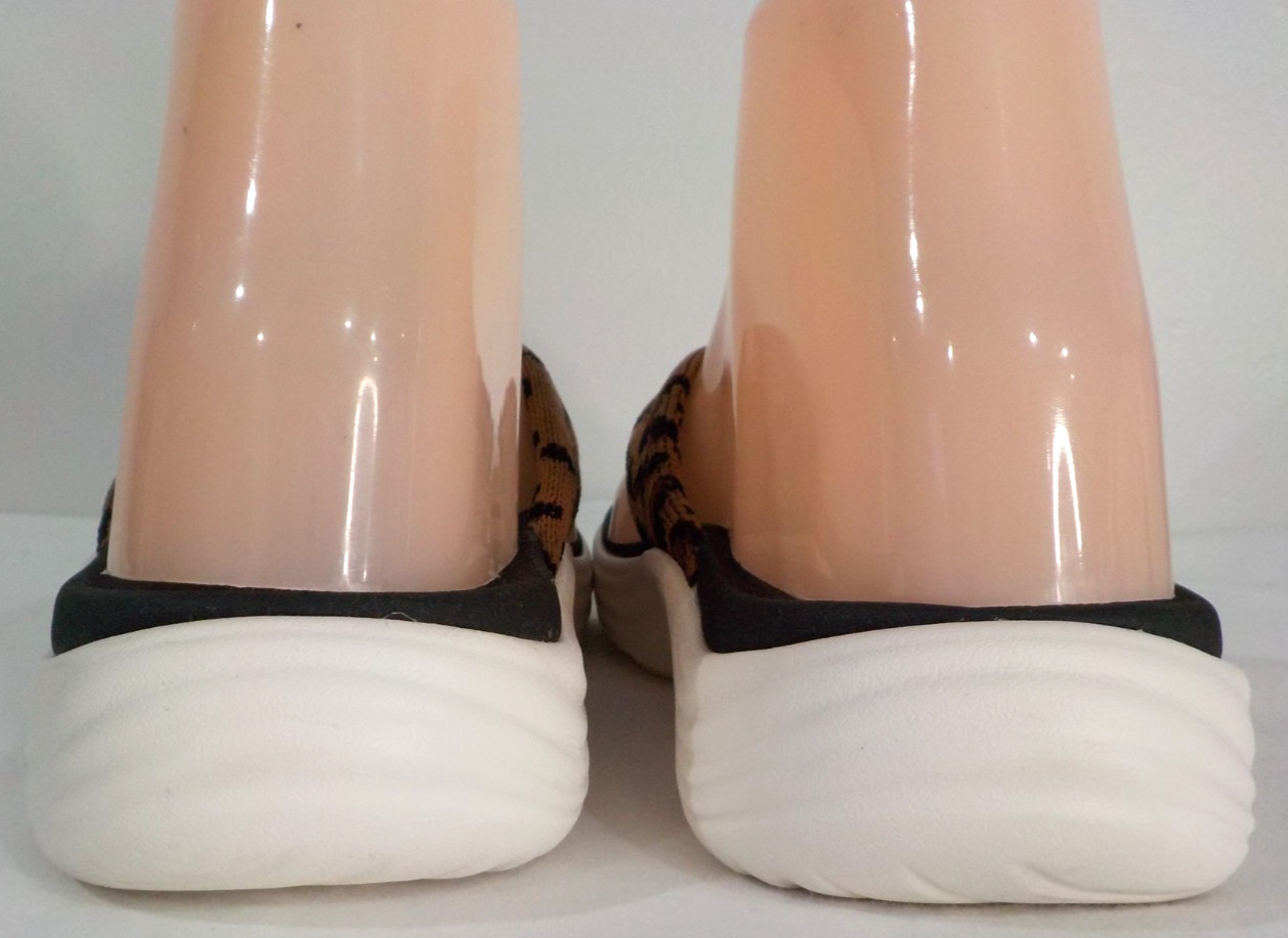 CLARKS Cloudsteppers LOLA Point Animal Print Foam Sole Thong Sandal Womens Sz 6