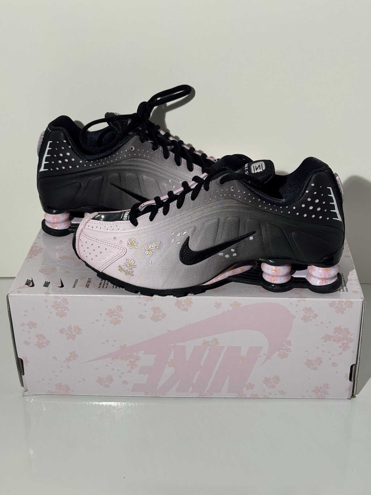 Nike Shox R4 «Sakura» Black Pink IB8872-600 Women’s Size 6.5 NEW Shoe Comfort
