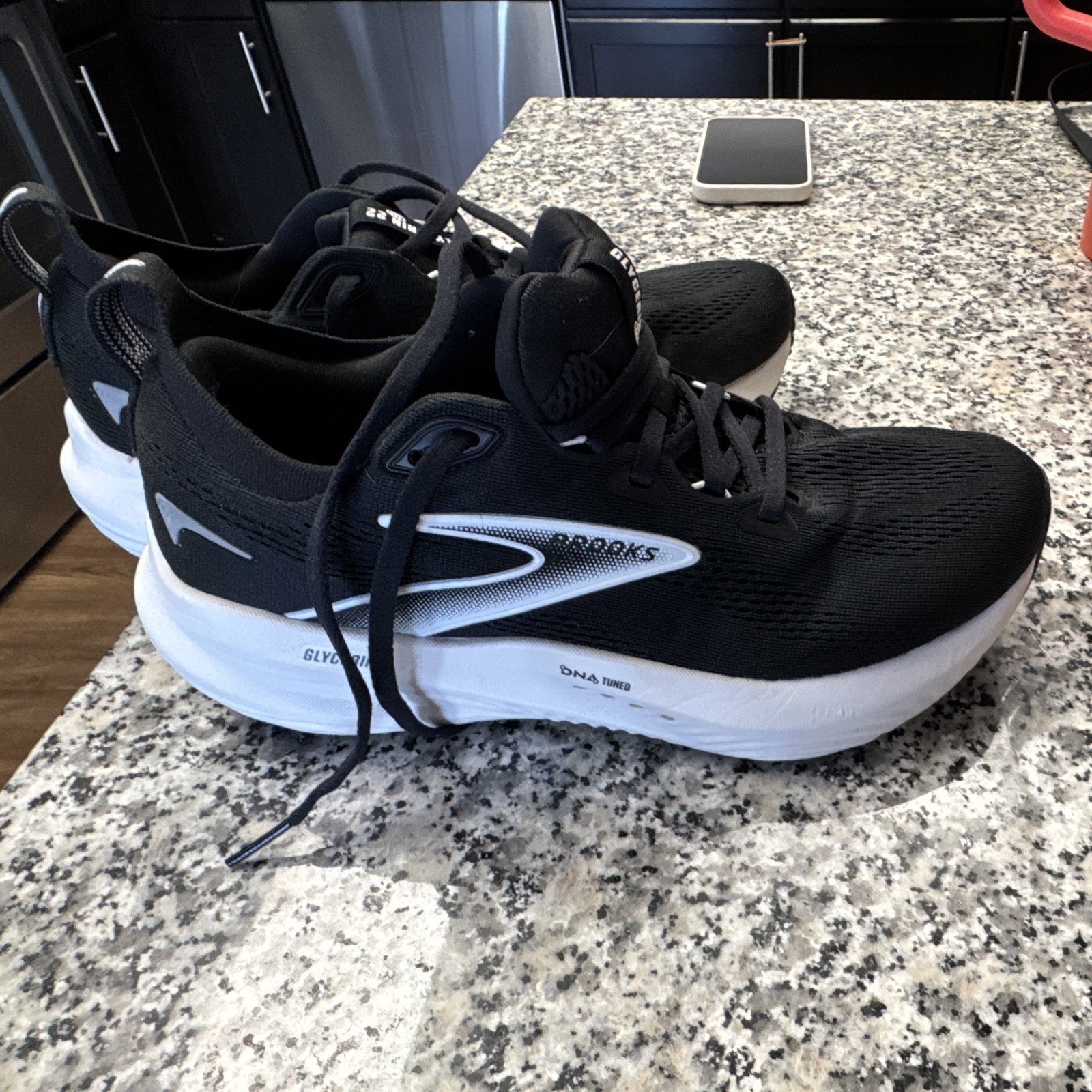 Brooks Glycerin 22 Men’s Lace-Up Low Top Mesh Athletic Sneakers Black/White
