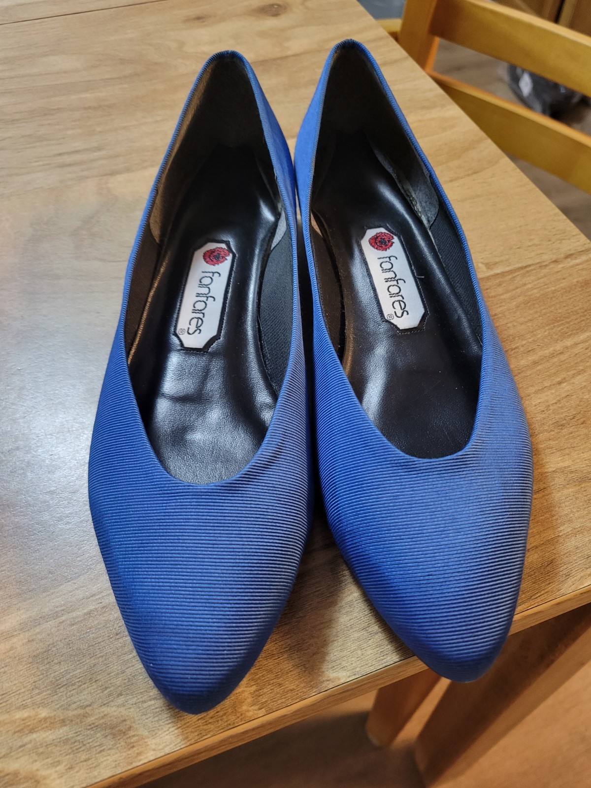 Immaculate Shallow Pointed Toe Business Flats By FanFares. Sz 8-AA Narrow