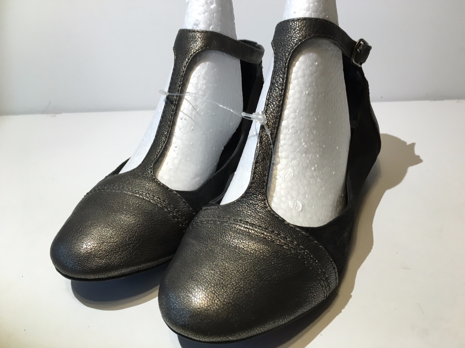 Lucky Brand Women’s Fintleyy T-Strap Ballet Flat «Mismatched» Left 8,Right 7