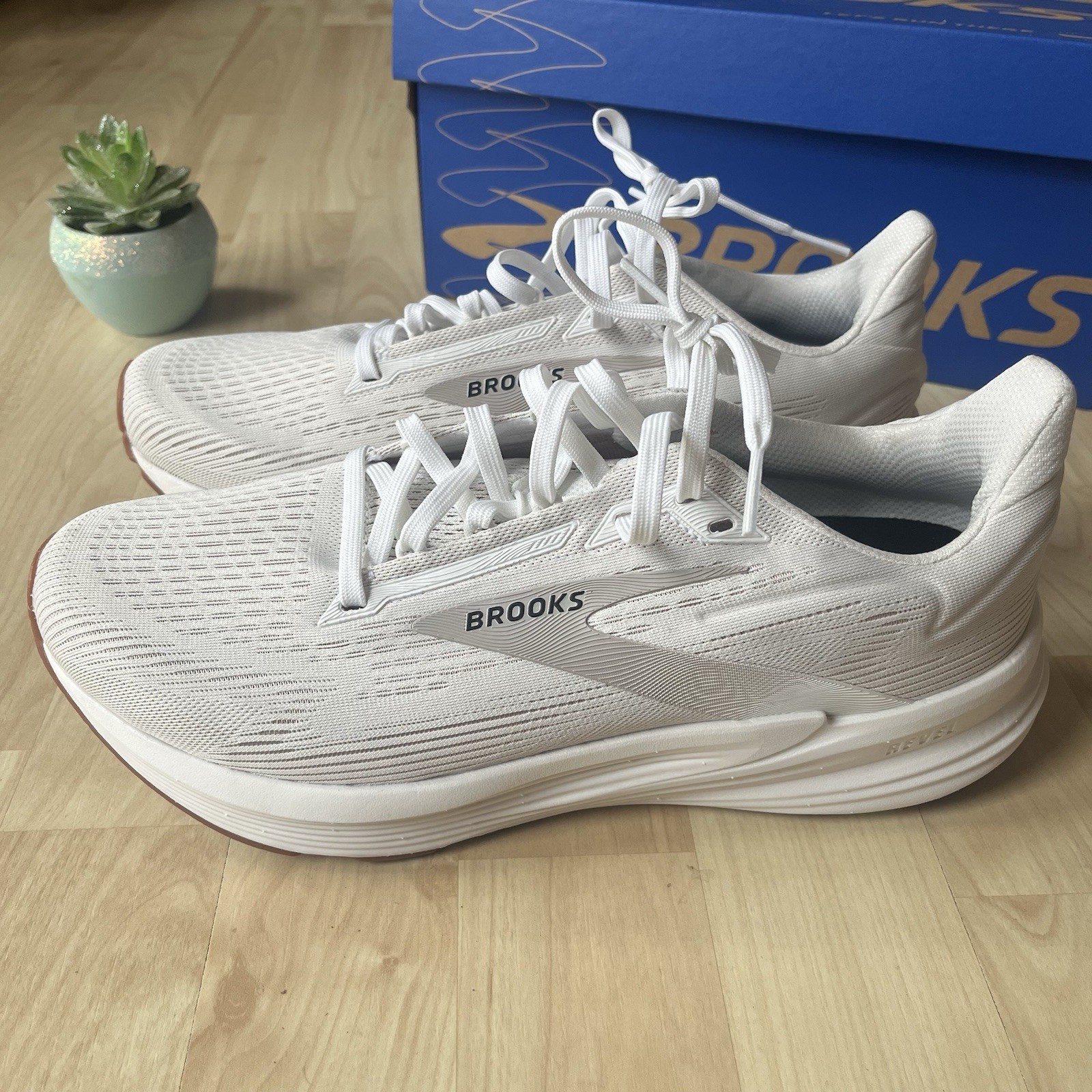 New In Box Size 10D Wide – Brooks Revel 8 White Chateau Grey