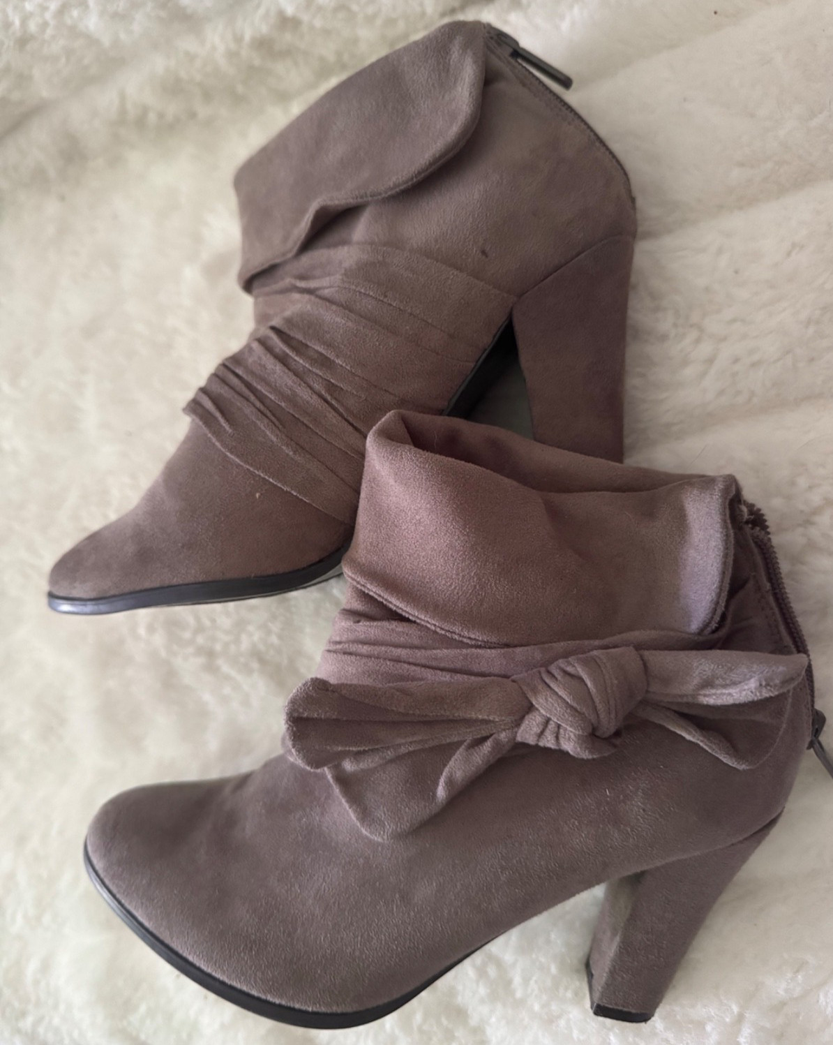 IMPO SIZE 6.5 Gray Suede Covered Heel Side Suede Bow Pleated Cuffed Back Zip