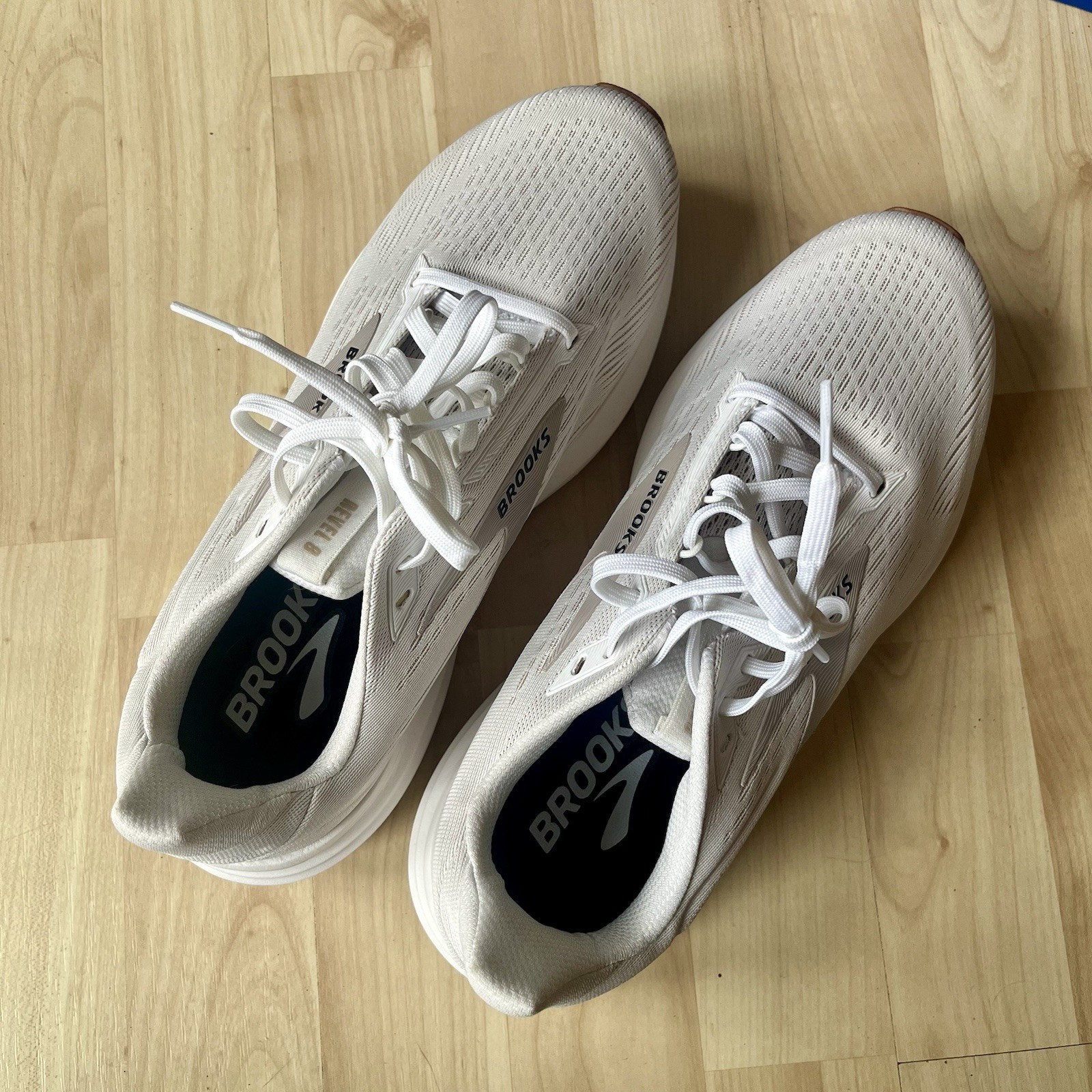 New In Box Size 10D Wide – Brooks Revel 8 White Chateau Grey