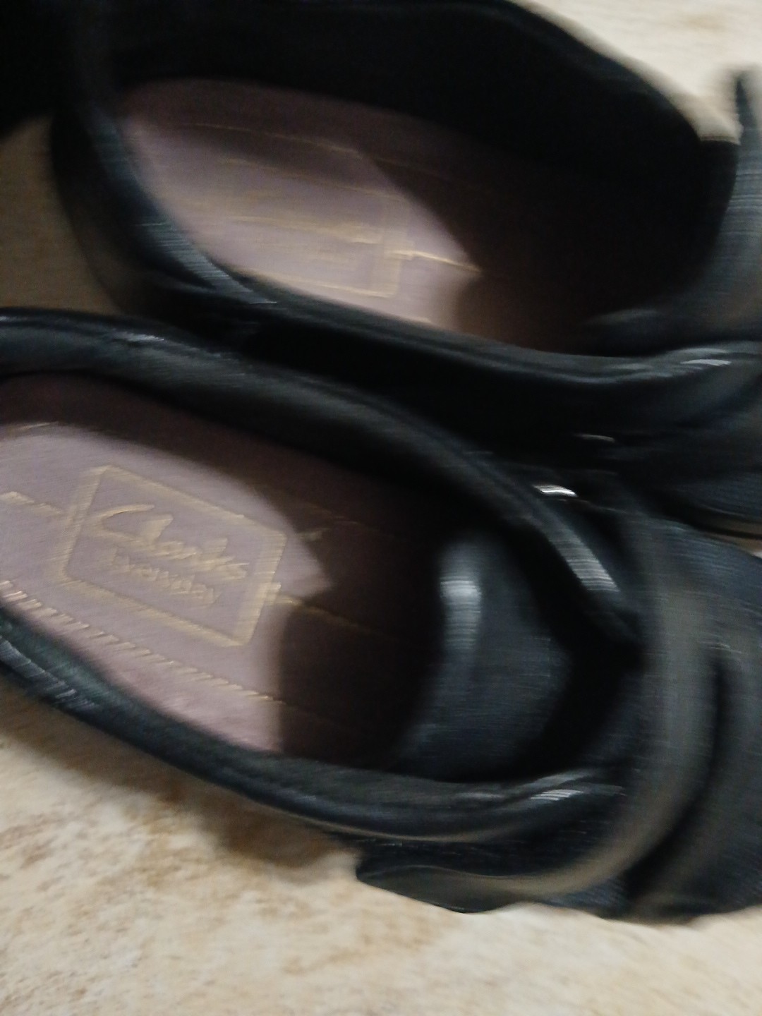 🥿 Clarks Everyday Comfort Slip On 5 M Black Leather; Double Straps; Details