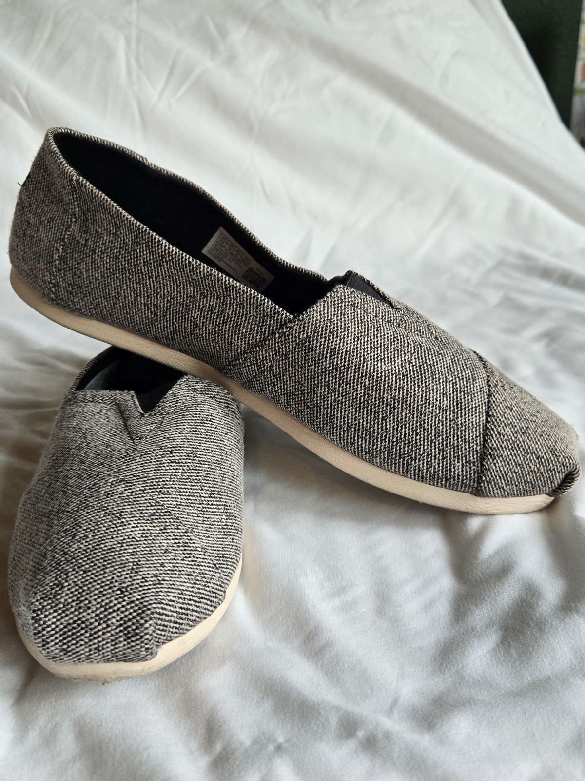 Womens Toms Slip-ons Black and Cream Size 9.5