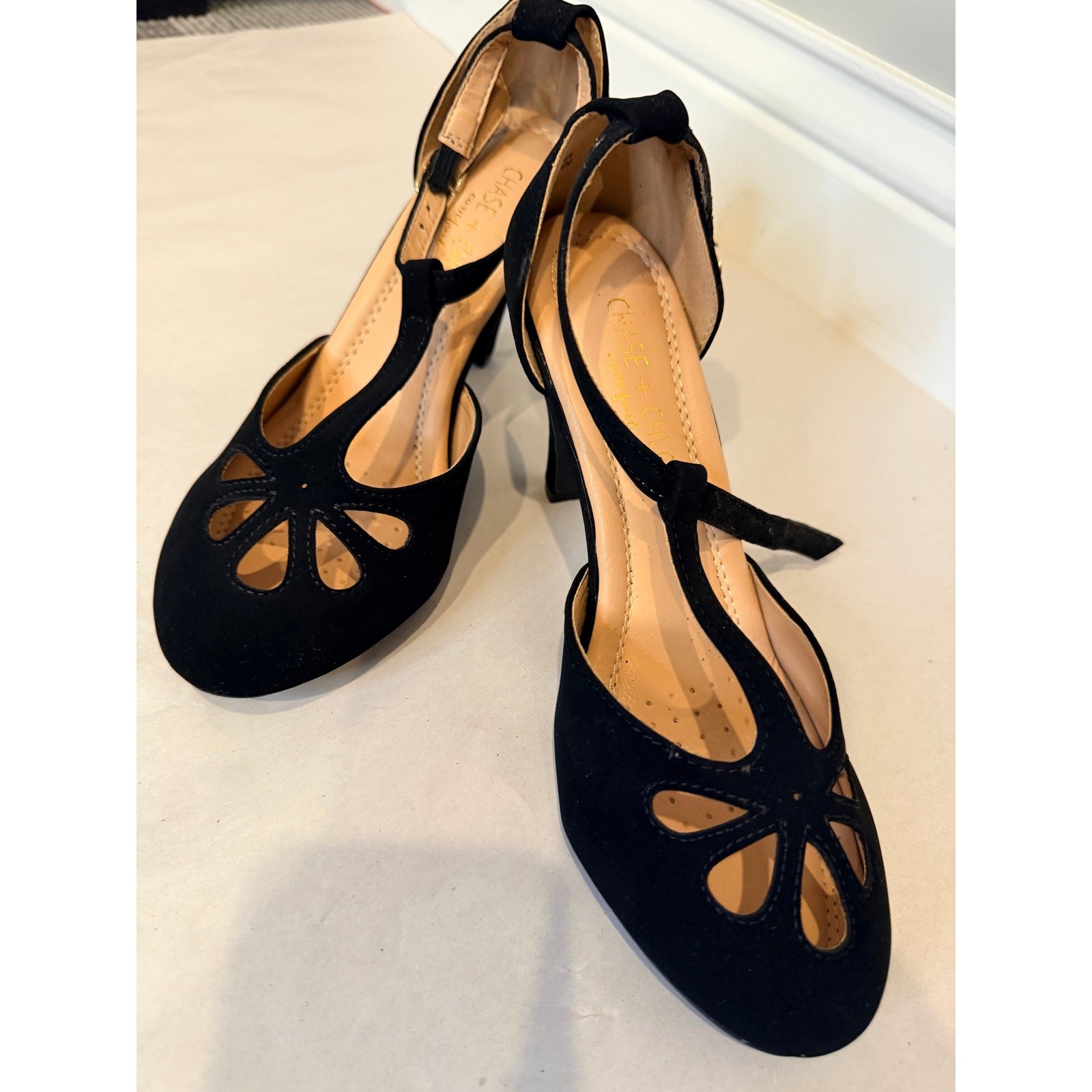 Chase & Chloe Black Kimmy-36 Vintage Cutout T-Strap Mid Heels Size 6 Strap Flaw