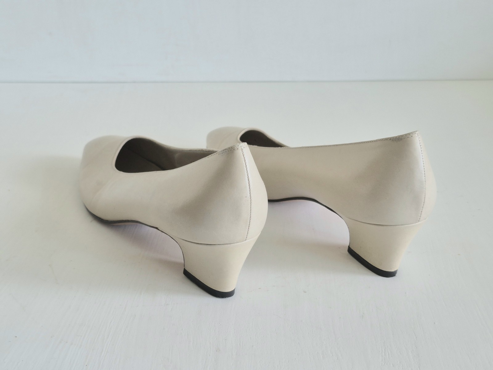 SALVATORE FERRAGAMO Italy Classic Ivory Leather Almond Toe Pumps SZ 7.5 /EU 38