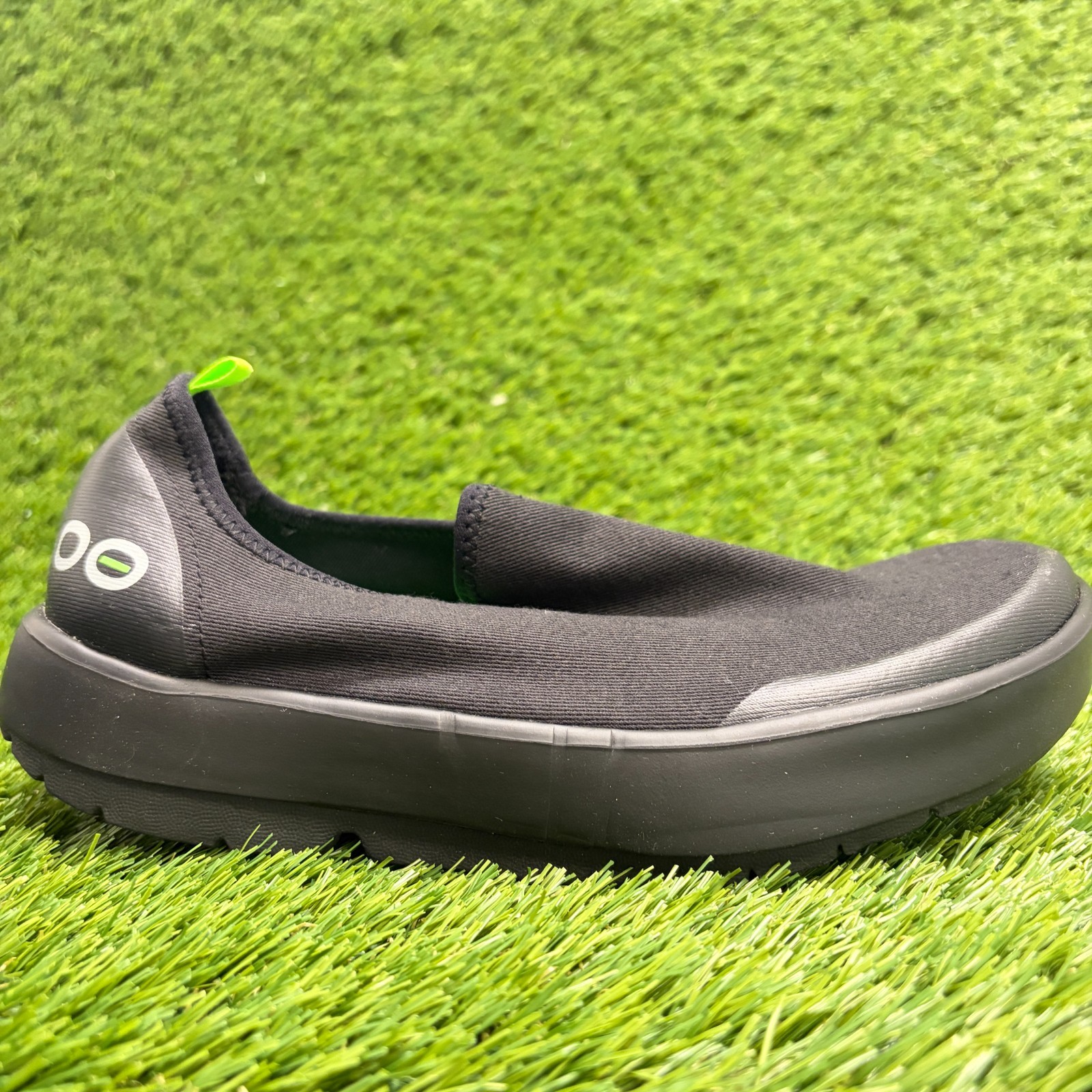 OOFOS OOmg eeZee Low Womens Size 7.5 Black Casual Walking Slip On Recovery Shoes