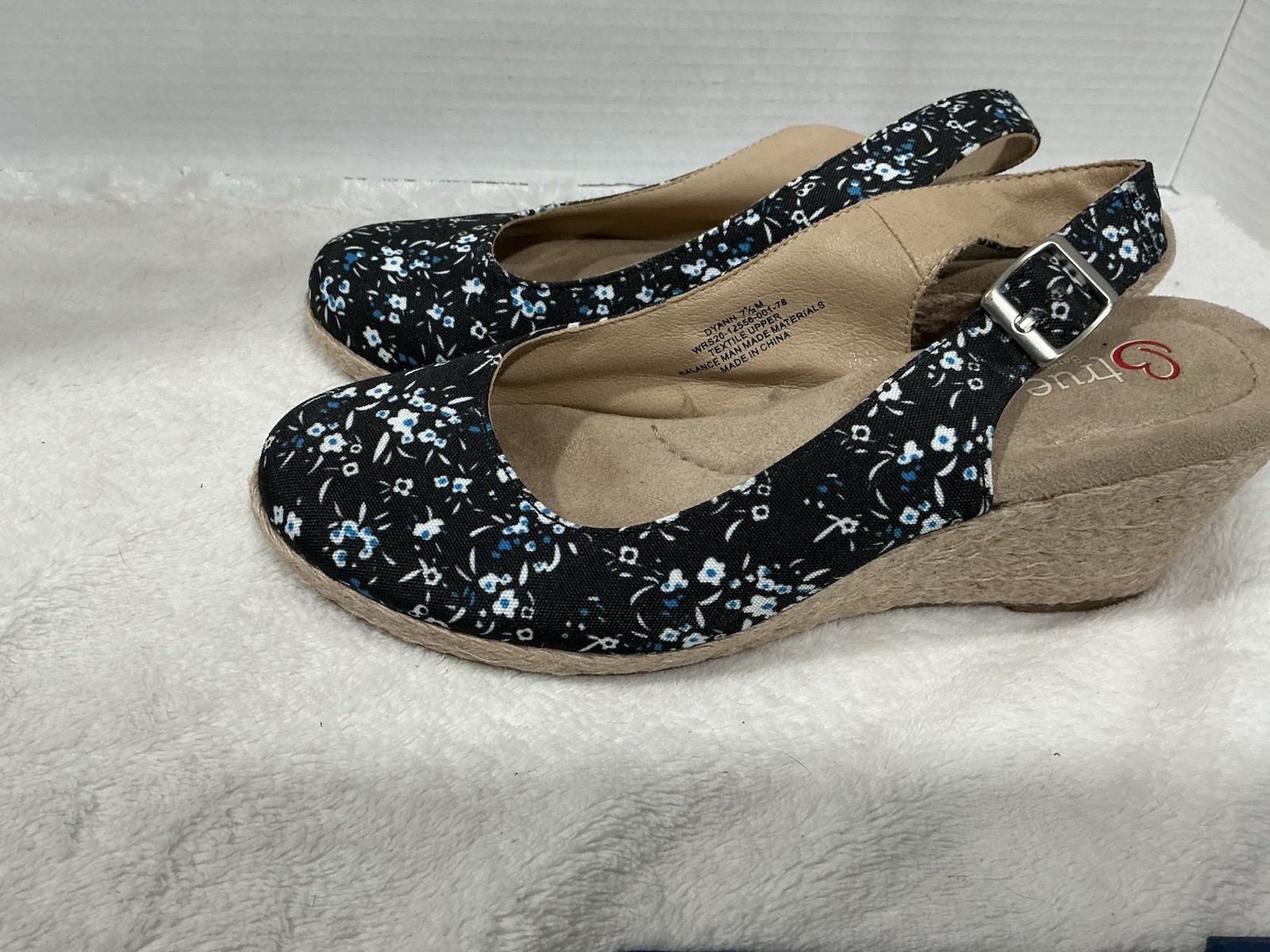 Btrue Baretraps Black Floral Fabric Slingback Wedge Closed Toe Buckle 7.5M