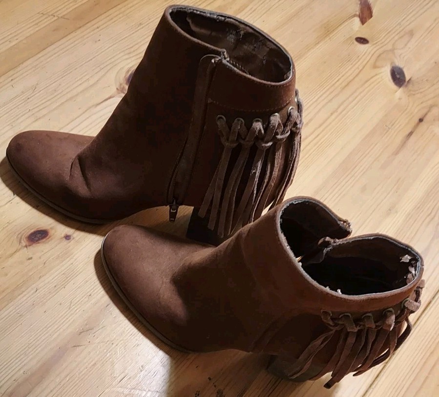 Carlos Santana TWILIGHT Sz 9.5 Brown Suede Leather Ankle Booties Heel Fringe