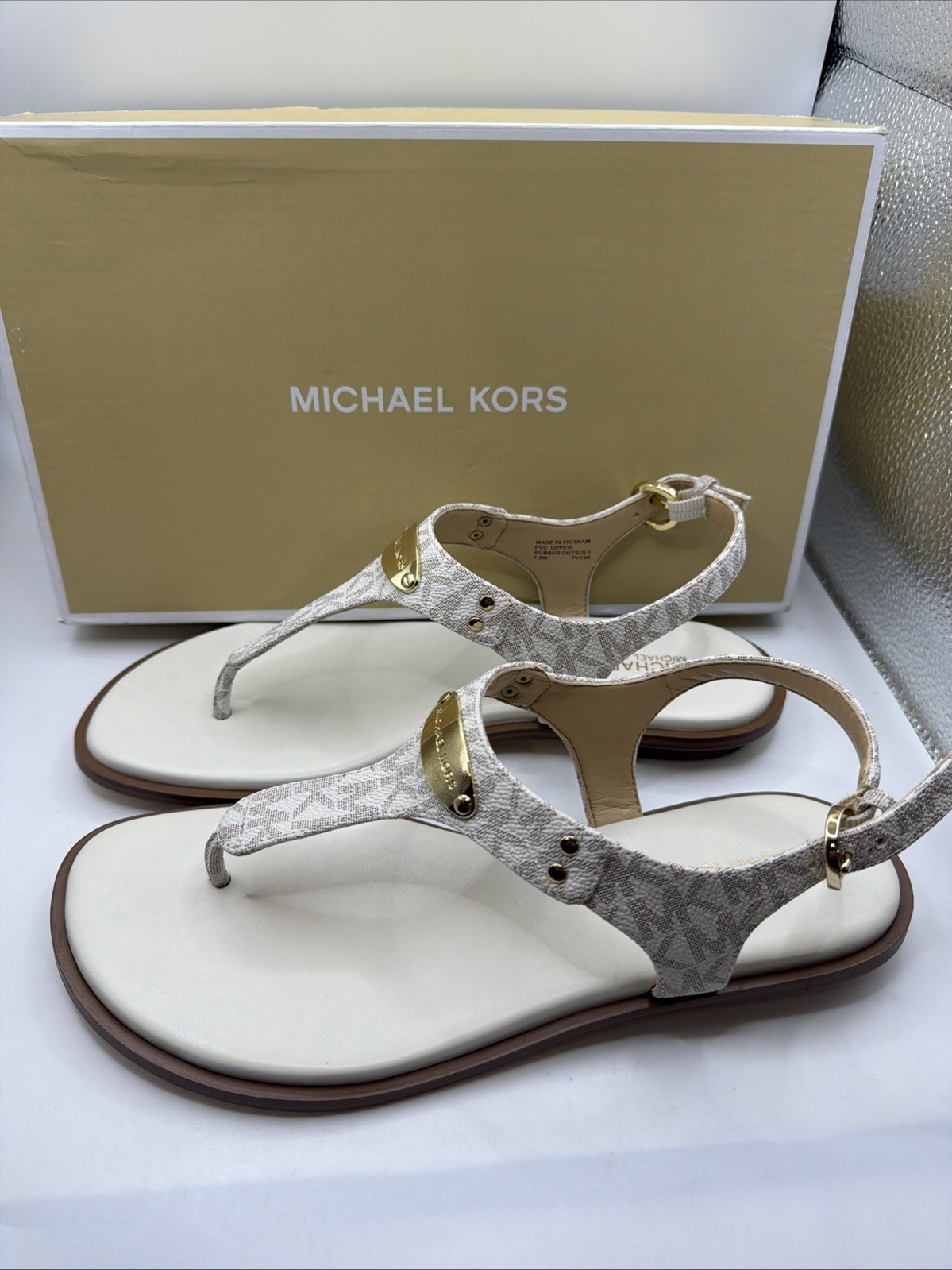 Michael Kors MK Plate Thong Sandals Women 7.5 Vanilla Mini MK Logo. New