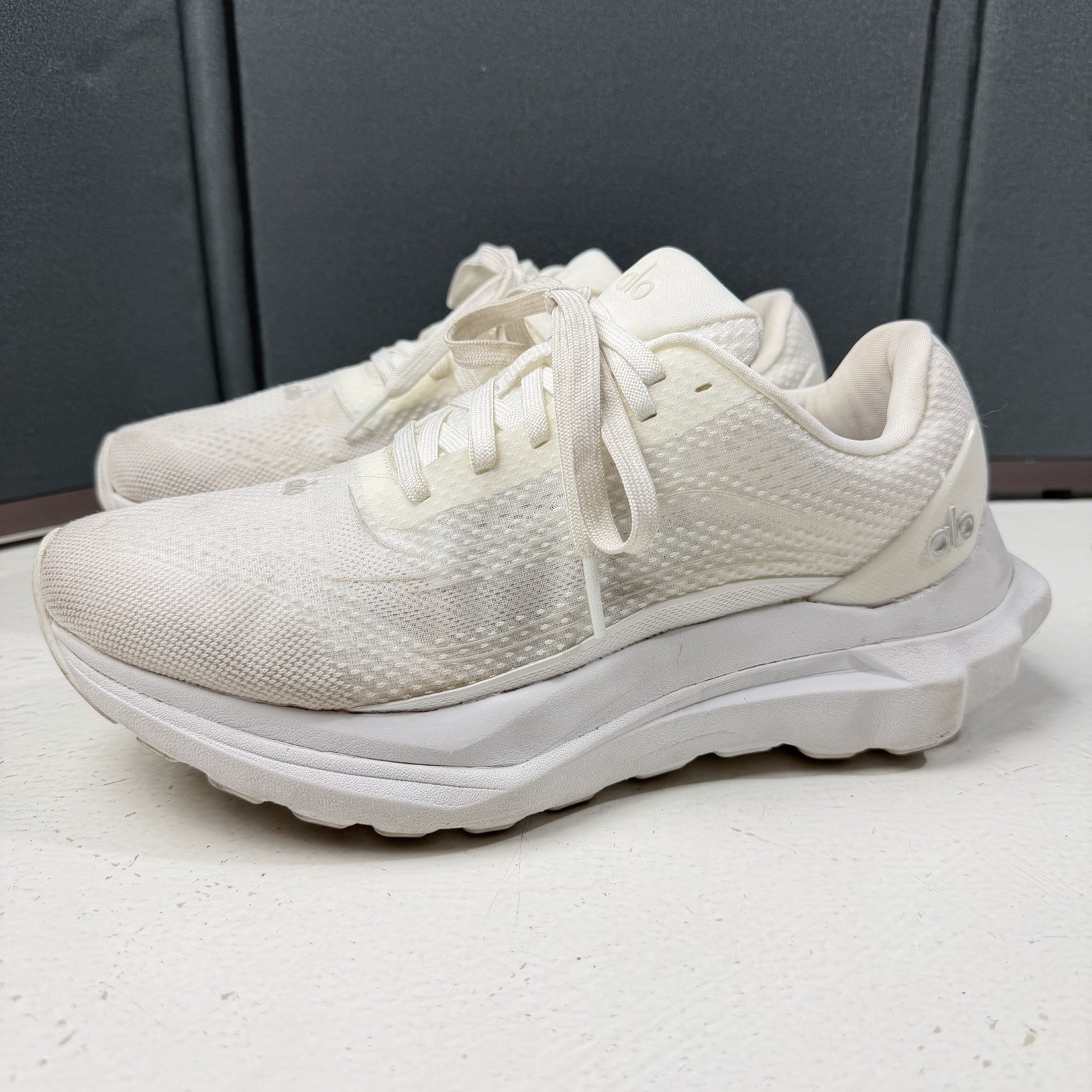 ALO Yoga Runner Men 7 | Women 8.5 White Athletic Low Top Sneakers Shoes A0590U