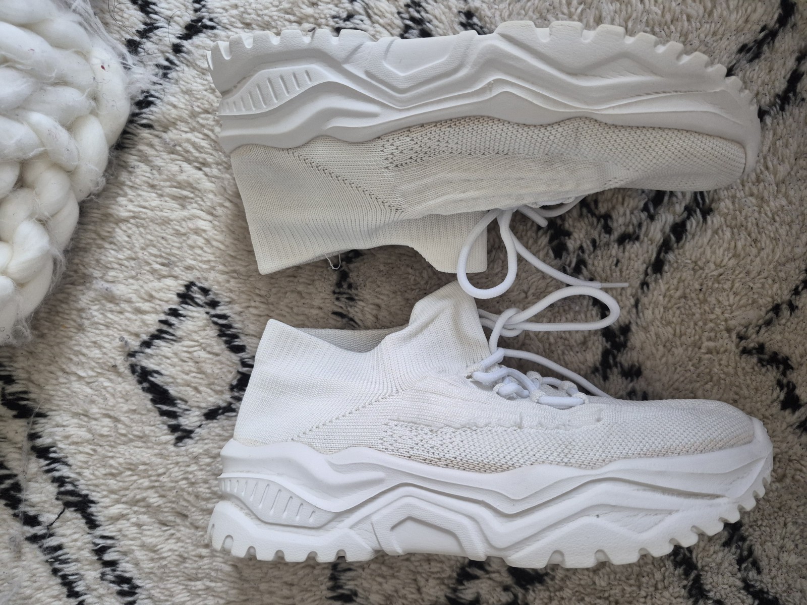 Womens White Mid-Top Knit Athletic Sneakers Chunky Sole Lace-Up