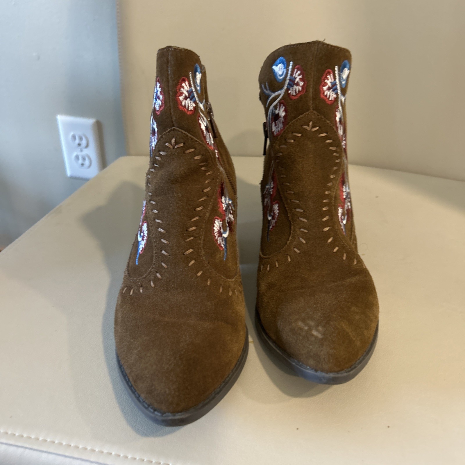 Carlos by Carlos Santana Sz 8 M Women’s Suede Ankle Boots W/ Floral Embroidery