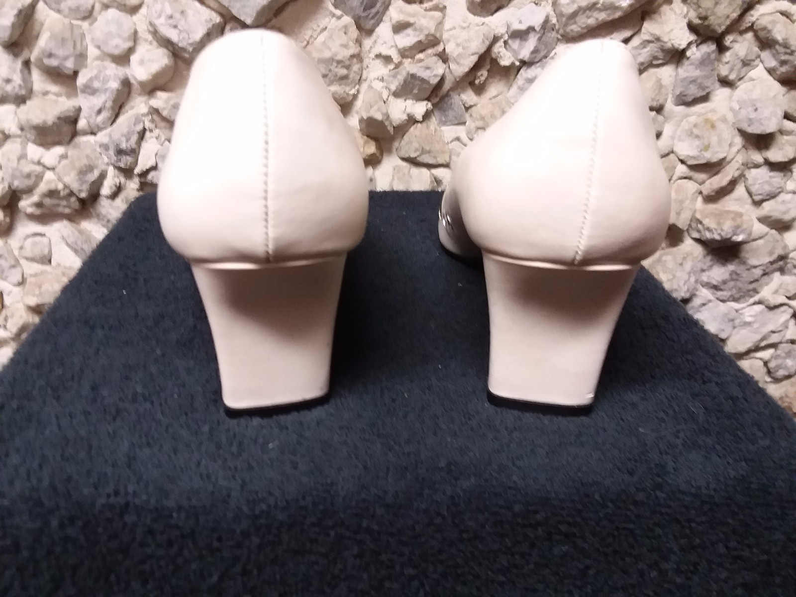 Amanda ladies bone heels w/flower embroidery on the vamp size 7.5