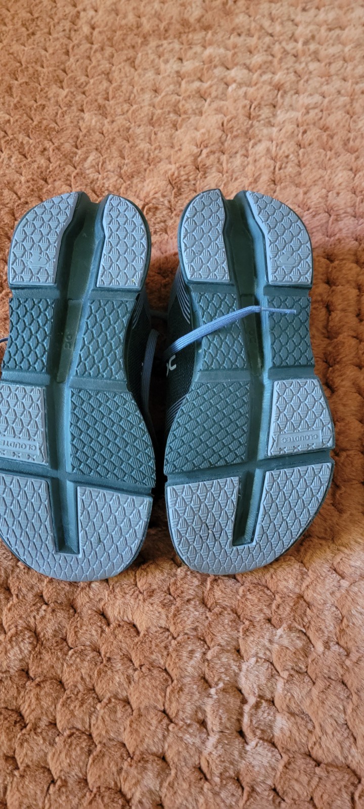 On Cloudgo Woman’s Blue/Purple Lace-Up Athletic Sneaker, Pre-owned.