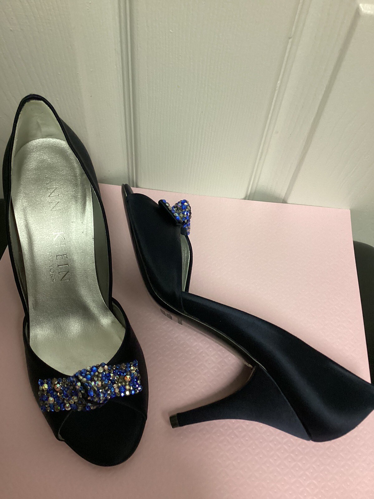 Anne Klein Italy $300 Vtg Open Toe Navy Satin Crystal Bows Heels Shoes Size 7