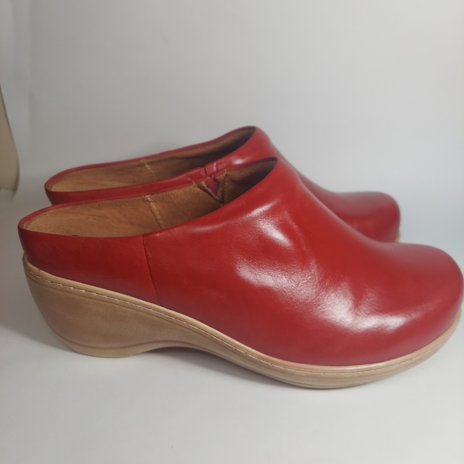 SoftWalk Madison Red Leather Clogs Women’s Size 11WW Comfort Slip On Shoes