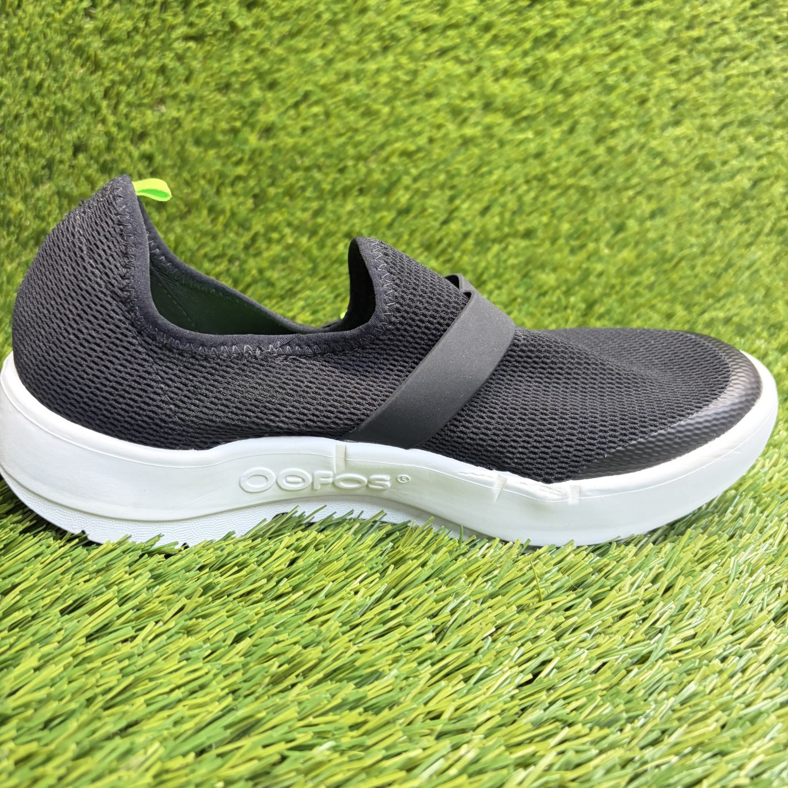 OOFOS OOmg eeZee Low Womens Size 7 Black Casual Walking Slip On Recovery Shoes