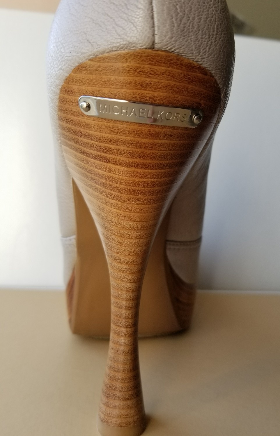Michael KORS MK BELINDA SILVER LOGO PLATE ROUND TOE PUMPS US 10 I LOVE SHOES